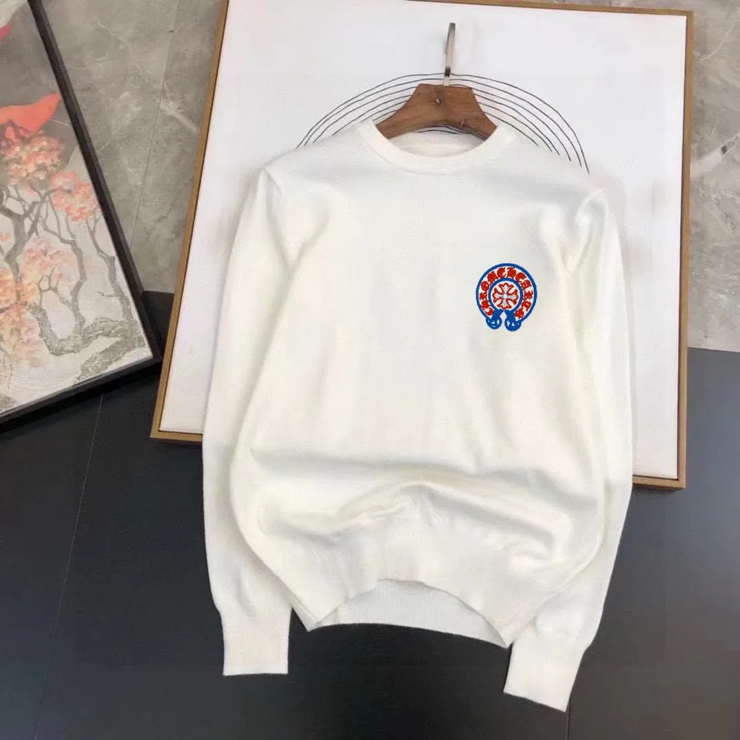 🅿️240 【ChampionHearts】Autumn and winter classic round neck pullover sweater, in full condition! ! ! Wool blended fabric, the latest model in 2025, golden ratio! ! Slim-fitting soft gold, versatile and practical item, the combination and practicality are extremely powerful, simple and elegant, and classy! To create your own style, it is highly recommended to buy it in two colors. The standard slim fit tailoring process is suitable for both young and old men. It is knitted from wool and will not cause any discomfort! While keeping warm, it is stylish, textured and wearable, and the classic logo with contrasting colors on the chest feels in place! ! Recommended for regular customers! ! Size M-3XL (maximum wear: 190 pounds)